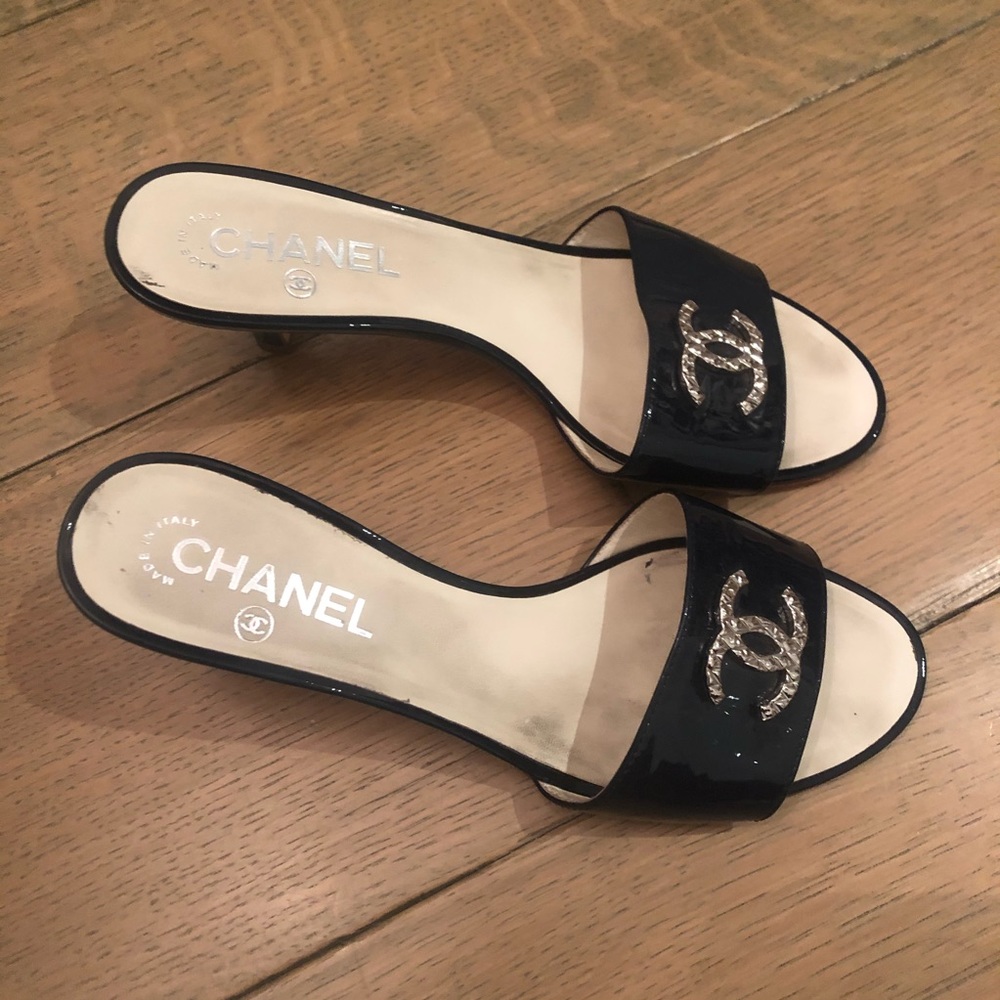 TRENDING CHANEL Interlocking CC Logo Kitten Heels